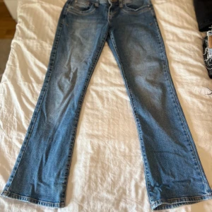 Ltb jeans - Lågmidjade utsvängda jeans från Ltb. Använda fåtal gånger, nyskick. Köpta för 850kr