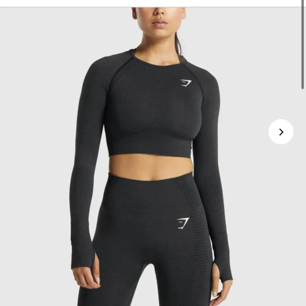 Långärmad croptop/träningströja. Har två stycken och säljer båda eftersom jag inte använder dom längre. Stretchiga och formar kroppen fint. Nypris runt 500. Hoodies.