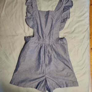 Jumpsuit shorts - Säljer denna jumpsuit fast med shorts. Den är i storlek 140, från H&M barnavdelning. I nyskick. Kan gå ner i pris vid snabb affär. 🤗