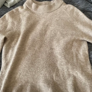 Stickad tröja - En jättefin stickad tröja från WERA som tyvärr blivit för liten för mig