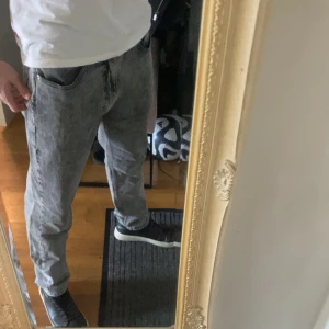 Calvin Klein Jeans - Riktigt feta Calvin Klein jeans i färgen grå. Jeansen är i toppskick och nästan aldrig använda. Nypris ligger runt 1000kr mitt pris 300kr, priset kan diskuteras. 