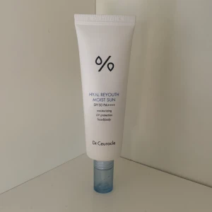Hyals reyouth moist sun - Hyals Reyouth moist sun fuktkräm med spf50. För dagligt bruk i både ansikte och kropp året runt. Av märket Dr Ceuracle (korean skincare) aldrig använd. Köpt för 349 kr på Lyko.