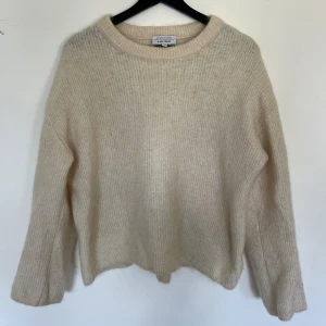 & other stories mohair sweather  - Storlek M, säljes pga grymtning i tvätten passar numera mer som s/xs. Använd en del, men tröjan är fortfarande fin och fräsch samt bra i passformen. Nypris på tröjan är 1150kr, säljes för 275kr. Köparen står för frakten.