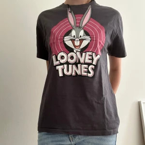 Oversized T-shirt  - Oversized looney tunes T-shirt från HM. Pris kan diskuteras 