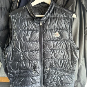 Moncler gui - Säljer min moncler gui väst då den sitter lite litet på mig. Cond 9/10  Storlek 4 3200kr + frakt