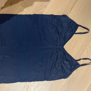 Blått linne med strass - Jättegulligt och sjukt bekvämt!