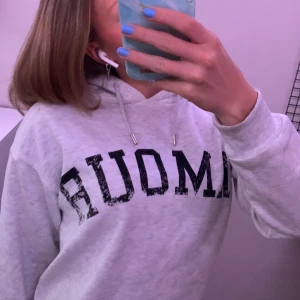 Grå hoodie gina - Grå hoodie med tryck från gina💞 osäker på storleken men tror de är 152💞💞
