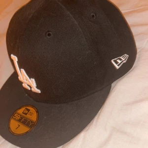 La Keps - Aldrig använt denna eftersom den är för liten. Size 7 eller 55.8 cm. Äkta vara.