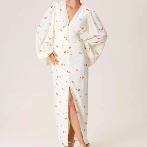 Positano dress Adoore  - Säljer min otrolig Positano dress från ADOORE. Använd en gång och är i nyskick. 