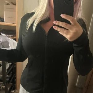 Träningsjacka svart storlek s  - Träningsjacka från SHEIN  Storlek s  Färg svart 