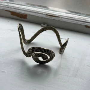 Armsmycke Na-kd - Tyvärr aldrig använd Ej äkta guld  Ganska tungt föremål dock