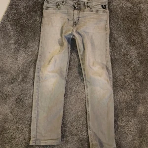 Replay Jeans - Tjenna, säljer mina replay jeans i bästa kvaliten, jeansen är i size 158 i barn storlekar i regular fit, tveka inte innan du hör av dig, priset kan alltid diskuteras.
