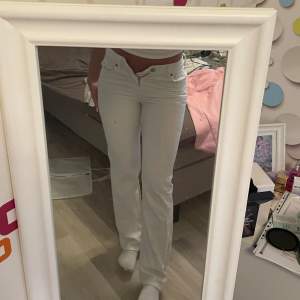 Vita snygga low waist jeans från BikBok i storlek waist 25 och length 32. Passar mig som är 172 cm lång. Smutsig spegel inte jeansen för de är i bra skick! Som ni ser på bilden är dessa jeans tyvärr för små på mig😢