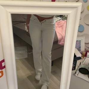 Jeans - Vita snygga low waist jeans från BikBok i storlek waist 25 och length 32. Passar mig som är 172 cm lång. Smutsig spegel inte jeansen för de är i bra skick! Som ni ser på bilden är dessa jeans tyvärr för små på mig😢