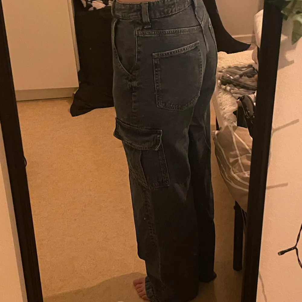 De är mörk tvättad, straight legged jeans som är i storlek 36 (eur) från H&M, de har sido fickor, och är hög midjad. 💞. Jeans & Byxor.