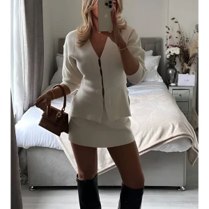 Vitt stickat sett - Säljer detta underbara sett med kjol och tröja. Aldrig användt och prislapparna är kvar. Köpt ihop för 1500kr men säljer för 900kr. Kom gärna med egna prisförslag 🙌🏼