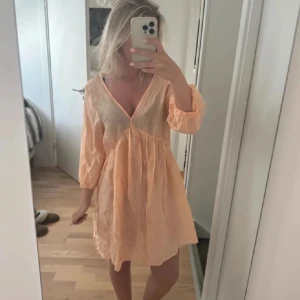klänning  - så fin sommarklänning i en orange/korall färg från H&M, storlek S