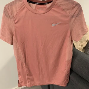 Nike träningströja - Fått ny för några år sedan men fortfarande i vackert skick💞 skönt material att träna i💪🏼