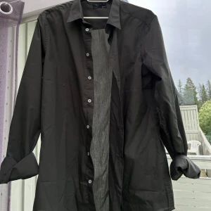 Aldrig använd - En grön tunn skön skjorta som jag köpte i Italien för 500kr. Aldrig använd