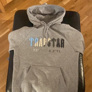 Trapstar hoodie - Trapstar hoodie storlek M. Nytt skick inga fläckar. Pris kan diskuteras vid snabbaffär 