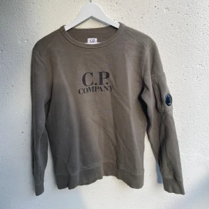 Cp company tröja - Säljer nu en supersnygg cp company tröja. Färgen är sjukt nice och passar till allt! Det är en barnstorlek, men den passar XS. Hör av er vid funderingar.