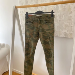 Armé jeans Zara - Fina Arméjeans från Zara Trafaluc i fint skick. Storlek 38. Köparen betalar frakt.