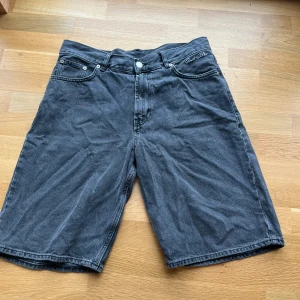 Sweet skateboard Shorts - Hej, säljer dessa feta Sweet skateboard jeans shorts pågrund av att de inte kommer till användning | Baggy| Storlek S| Väldigt bra skick