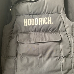 Hoodrich väst  - Hej, säljer nu min hoodrich väst då jag inte använder den längre. Den är i väldigt bra skick har knappt använt den. Kan byta. 