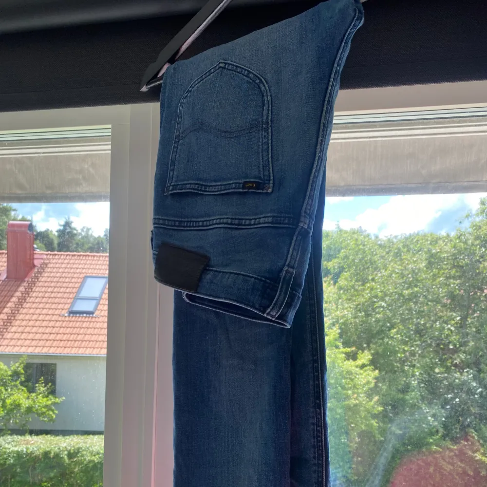 Säljer mina gamla jeans från Lee då de ej passar mig längre.. Jeans & Byxor.