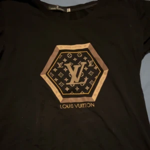 Helt ny Äkta louise vuitton t-shirt  - Helt ny äkta louise vuitton t-shirt Strl: M  Nypris: 5799