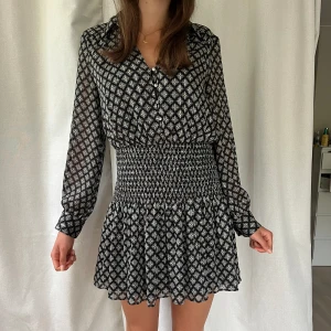 Fin klänning!! - Superfin klänning från zara! Använd fåtal gånger! Storlek M men passar även S!💕💕