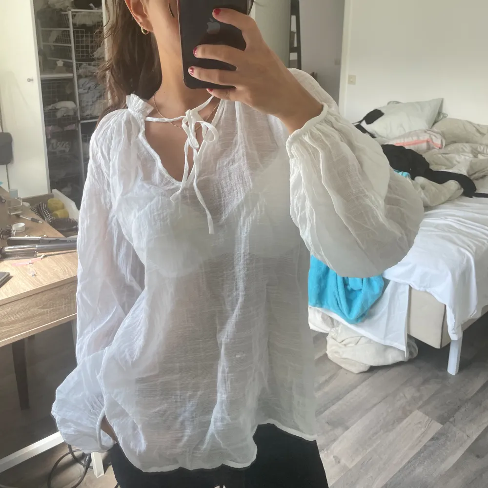Jättefin blus från h&m, mindre defekt finns (se sista bilden!)💕. Puserot.