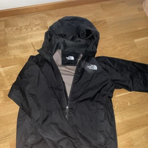 The North face jacka  - Det är en vindjacka från the north face  har använt den  6 gånger snygg bra svart 