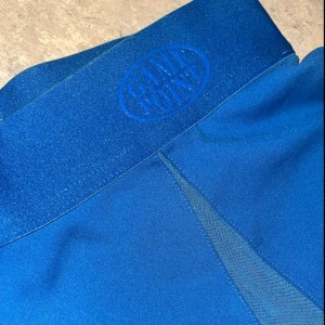 Kjol - Kjol som passar perfekt till tennis/golf/etc, inbyggda shorts. Storlek S. Nyskick, inga hål eller andra defekter. Pris kan diskuteras💙