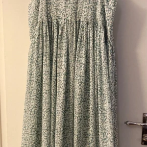 Klänning från Mango  - Sommar klänning från Mango, strl L, använd fåtal gånger. Nästan en maxi klänning, lite kortare fram och längre bak. Köparen står för frakt.