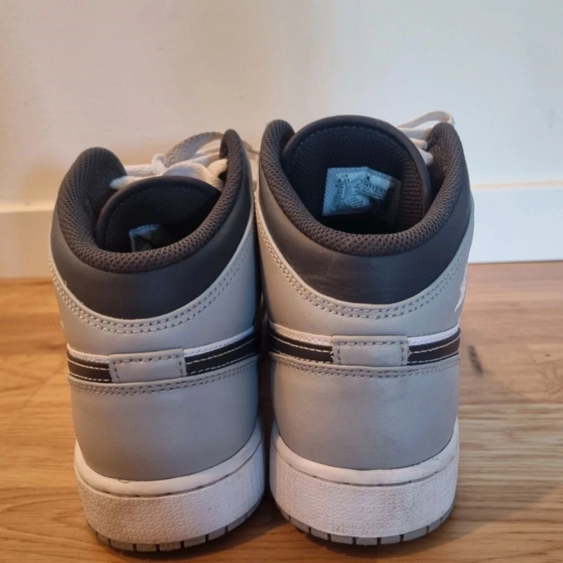 Jordan 1 mid light smoke grey i storlek 39. Sparsamt använda. Har även box i mycket bra skick. Ny pris 3000 - 91