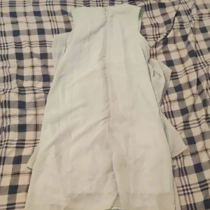 Turkås (den är lite mer grön aktig) klänning  - Jätte fin fast passar inte mig och ville den att den skulle komma till användning om man vill att den ska tvättas eller strykas så säg innan köp!😊👍🏼