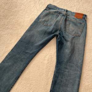 Säljer dessa fina Levis Jeans, dom är inte använda mycnet och är i superfint skick. Köptes för ca 1300kr. Säljer dom för 370kr