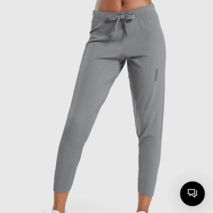 Nya- gymshark joggers  - Beiga joggers från gymshark i storlek M, lappen är kvar, helt nya