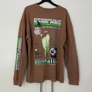 Tryck tshirt  - Snygg långärmad t-shirt från Topshop med  coolt tryck på ryggen. 100% bomull 🤎 