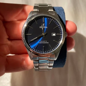 Klocka i bra skick - En klocka av märket festina i gott skick. Den är endast använd en gång och säljer den för att jag inte använder den längre. Nypris 1200