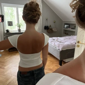 Topp med öppen rygg - Vit topp med öppen rygg. Använd två gånger så nyskick! 🥰 frakt tillkommer