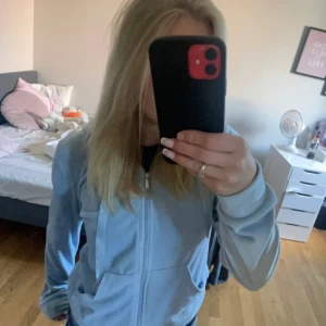 Blått gina sett - Mys sett från Gina tricot, ganska väll använt men fint skick, skriv för egna bilder o tveka intet om att fråga, Tröjan=60 Byxor=70  Båda=120