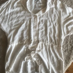 Vit tröja - Super fin tröja, perfekt försommaren 💕 Passar om du ska ha med ett par shorts eller jeans😍 Skickar dagen efter du köpt<3