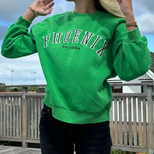 Ginatricot sweatshirt  - Tröja från Gina Tricot storlek S. Tryck PHOENIX ARIZONA💚  Frakt tillkommer. 