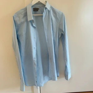 Calvin Klein skjorta blå - Blå Calvin Klein skjorta i mycket bra skick, knappast använd och inget tecken på användning. Om du har någon fråga är det bara att ställa! 😀