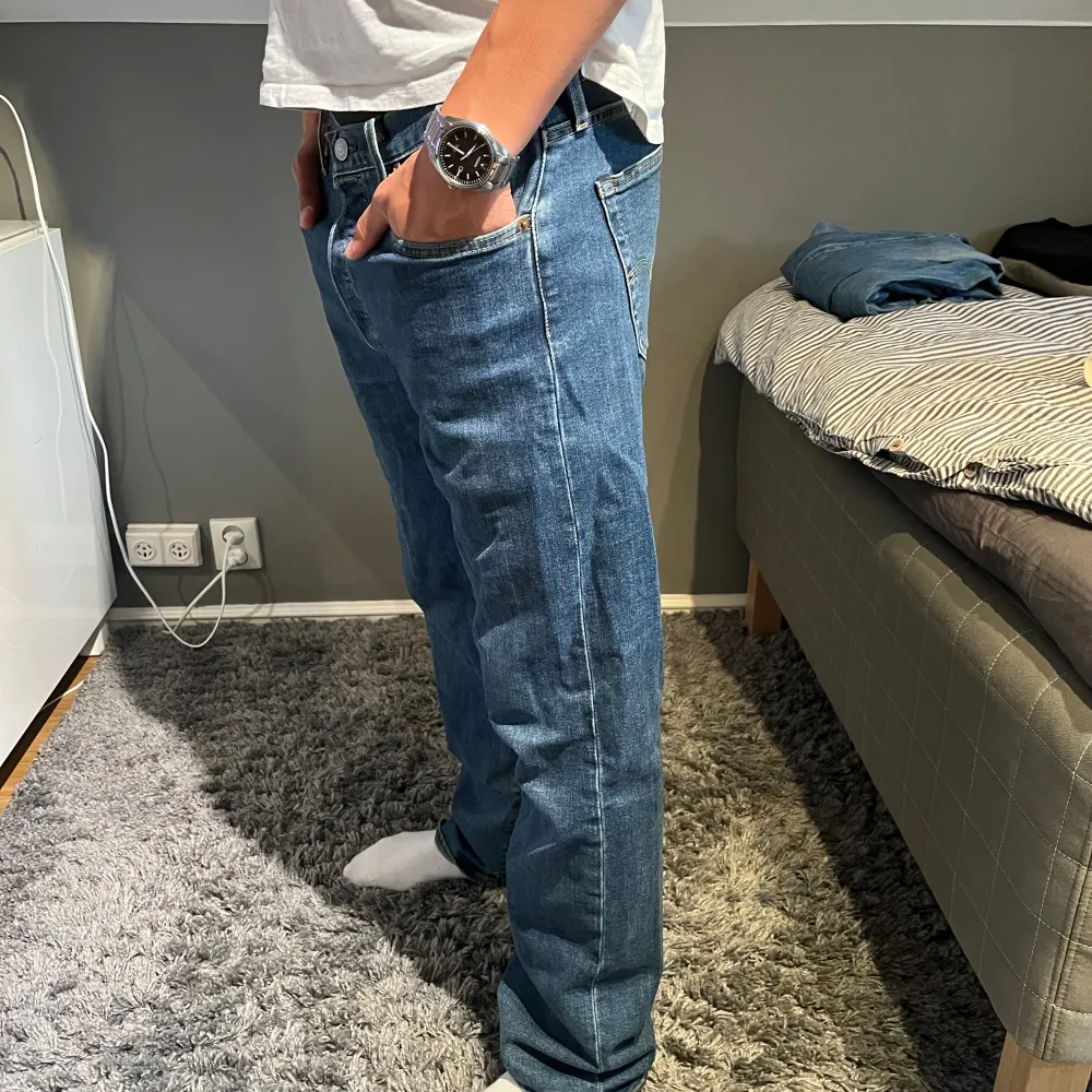 Säljer ett par Levis jeans i väldigt fint skick. Jeansen har änvänt men har inga defekter. Jensen är nästan som nya!  Nypris 1099, pris kan diskuterasn!. Jeans & Byxor.