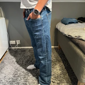 Levis 501 - Säljer ett par Levis jeans i väldigt fint skick. Jeansen har änvänt men har inga defekter. Jensen är nästan som nya!  Nypris 1099, pris kan diskuterasn!