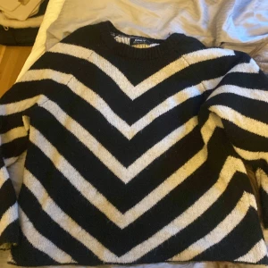 Stickad tröja - Säljer denna superfina stickade tröja, jättefint skick❤️