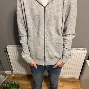 Jack and Jones tröjor  - Hej, säljer mina Jack and Jones tröjor då jag inte använder dem längre. Båda tröjorna är i storlek L men skulle säga att dem sitter mer som en M. 1 styck kostar 149kr men 249 om man köper båda. Modellen är 180cm. Skick 8/10